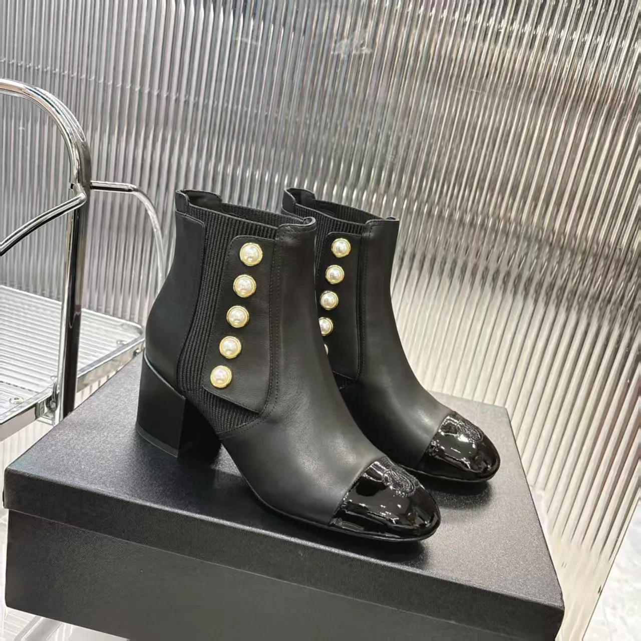 👟👟Ex-factory price 680👟👟 (top version) 𝗖𝗛𝗔𝗡𝗘𝗟𝟐5 years of Chanel𝐅𝐖Must-have for autumn and winter rhombus motorcycle boots Martin boots Xiaoxiangjia's super classic motorcycle boots sweet and cool shape can easily increase the height of the foot and elongate the legs. It is fashionable and fashionable with pearls One-to-one reproduction of the original 👟Material: First-layer cowhide ▪️Heel height: 6.5𝐜𝐦 ▪️Lining: sheepskin ▫️𝐒𝐢𝐳𝐞:𝟑𝟓-𝟒𝟏𝐌(𝟒𝟎, 𝟒𝟏 customization is not returnable) ▪️Sole: original 1:1 molded leather outsole ▫️Color: black, white, apricot (three colors included) ▪️Combined with original full set of packaging📦